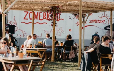 zomerbar tafels vol vrienden die iets drinken samen