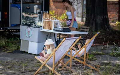 children outside in beach chairs eating ice cream