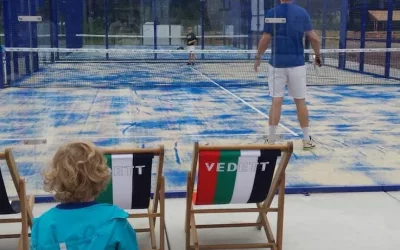 mensen spelen padel